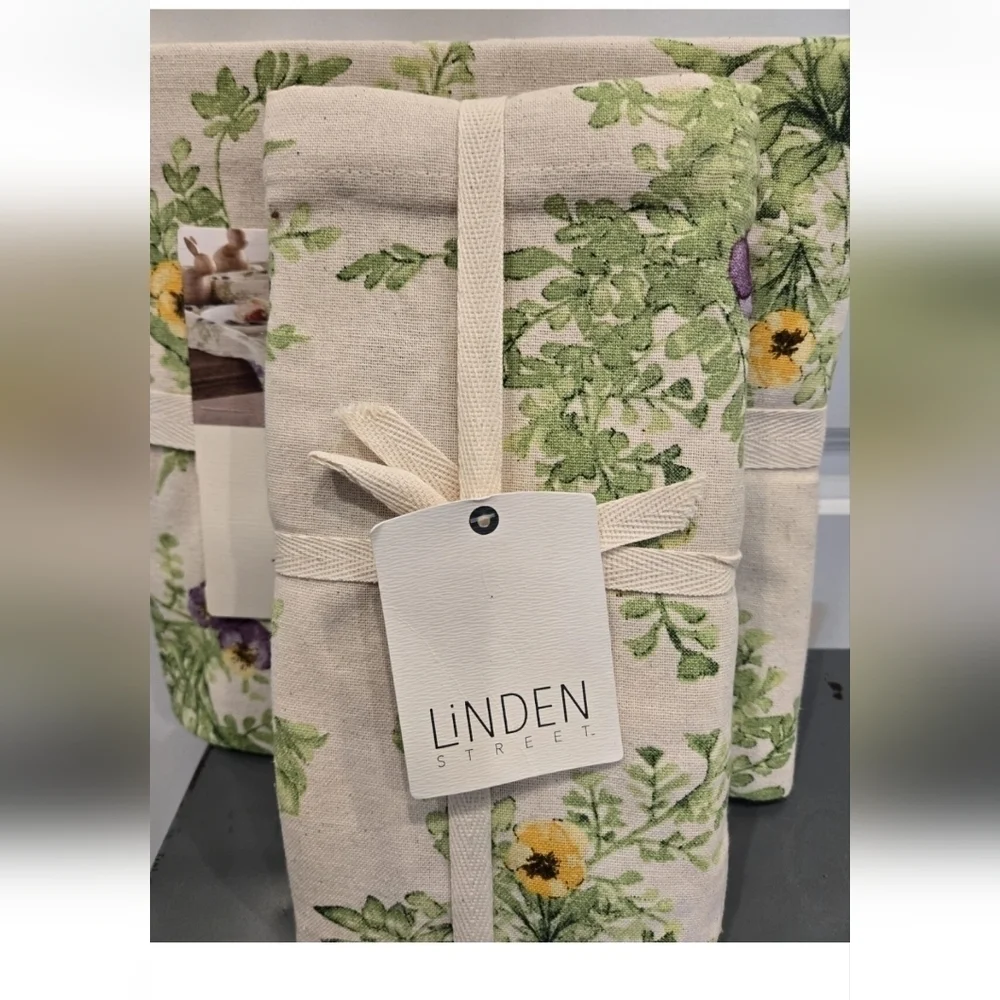 Linden Street Floral Table Throw 50x50 And 4 Matching Napkins SET MSP$74